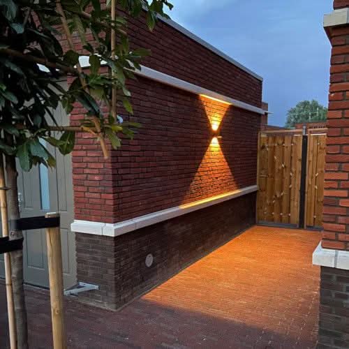 STIA Wall Light in Black Aluminum, Dimmable and Motion Activated, Weather Resistant