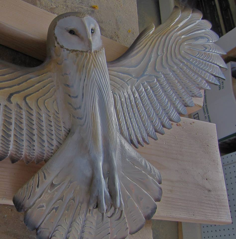 Lucrare artistică cu bufniță de hambar sculptată manual din lemn masiv TimberSpirit