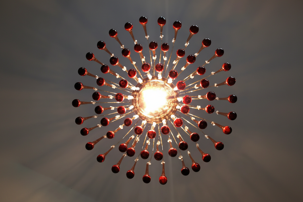 Zawieszana lampa z bursztynowego szkła z gniazdem E27, złote wykończenie, kryształowe krople