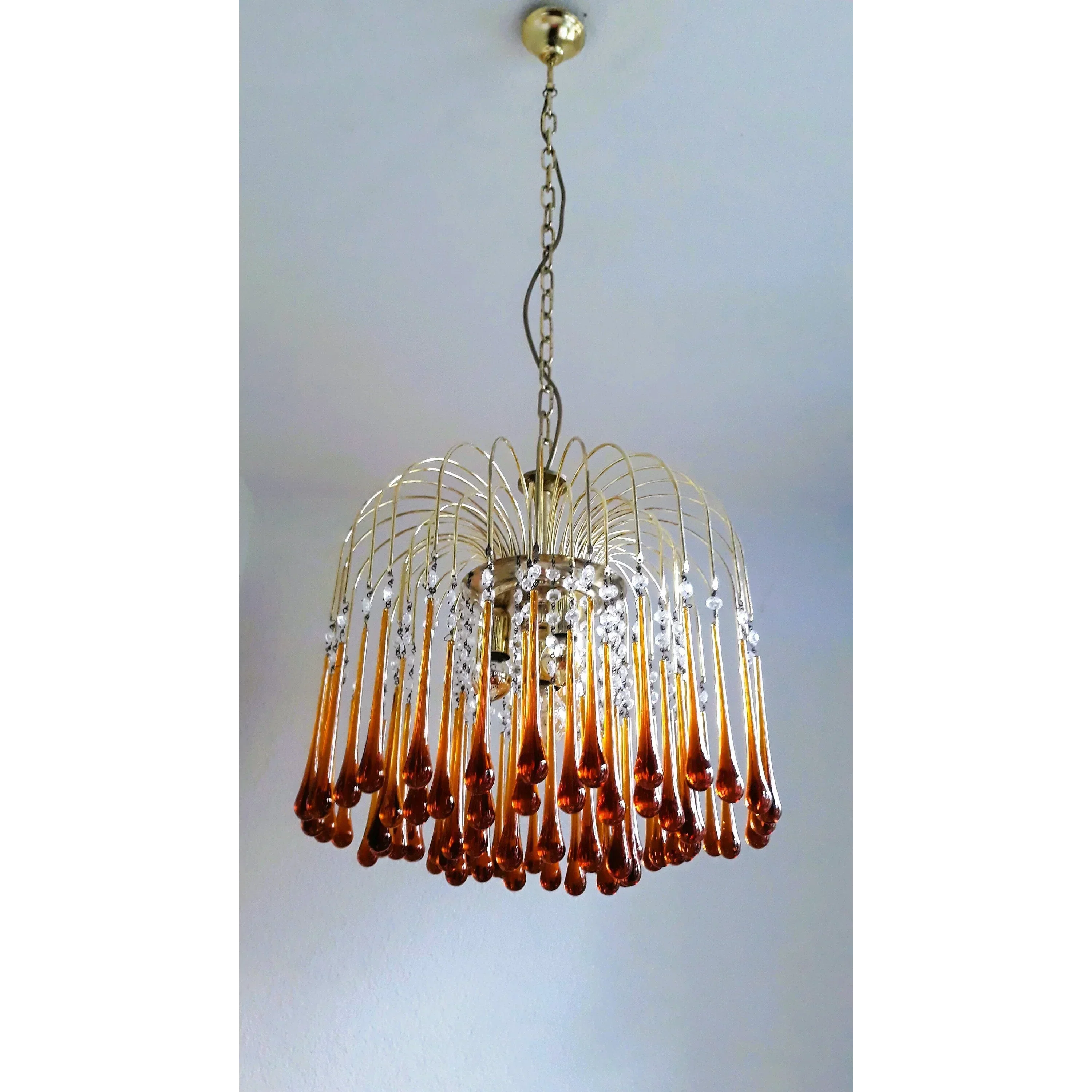 Zawieszana lampa z bursztynowego szkła z gniazdem E27, złote wykończenie, kryształowe krople