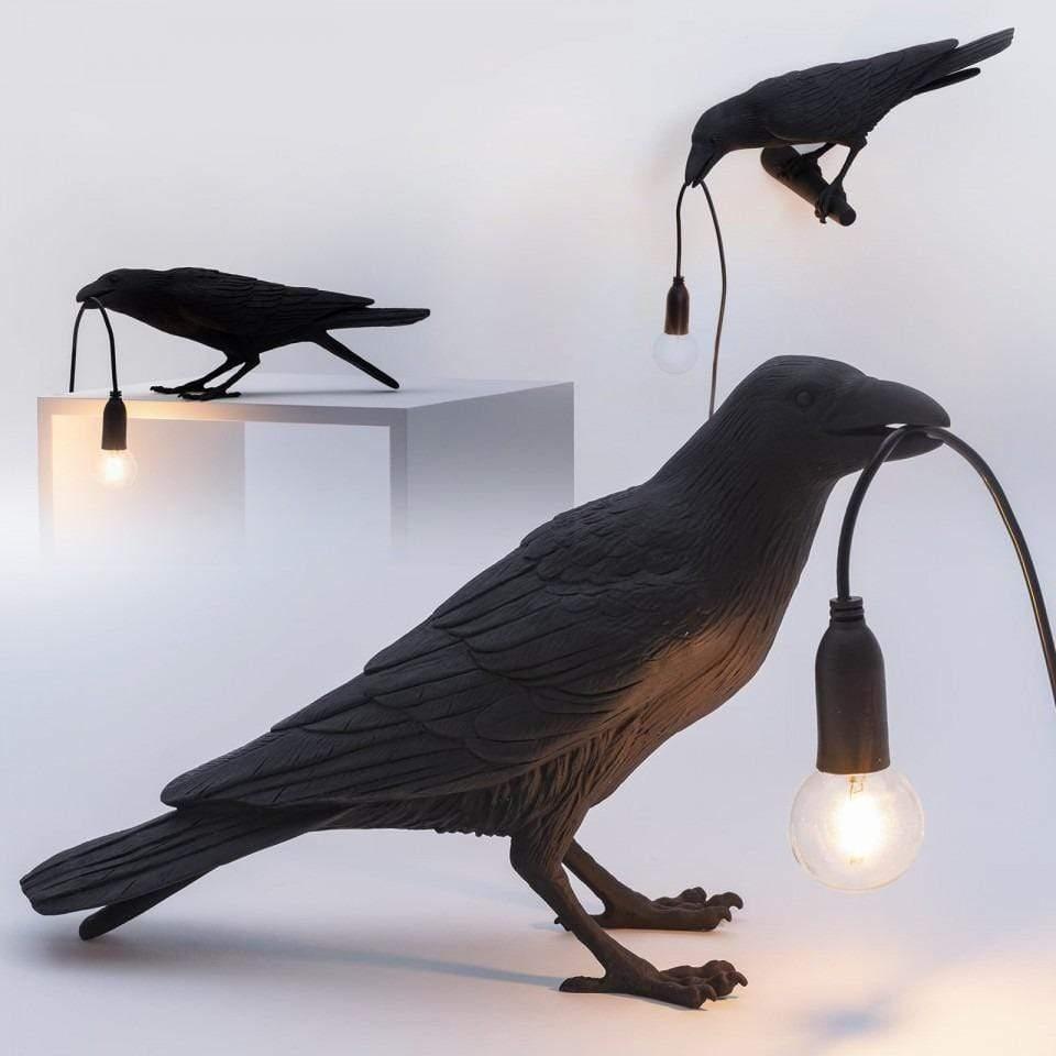 Stolní lampa s motivem havrana a jemnou siluetou ptáka jako dekorace
